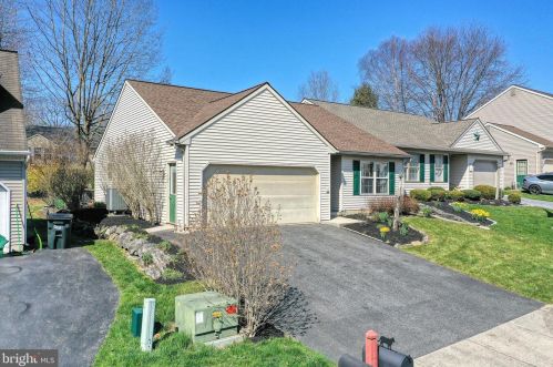 30 Mill Pond Dr, Lancaster, PA 17603-7411