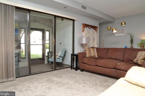 207 Valleybrook Dr, Lancaster PA  17601-4623 exterior