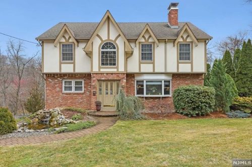 115 Hillside Dr, Bloomingdale, NJ 07403-1532