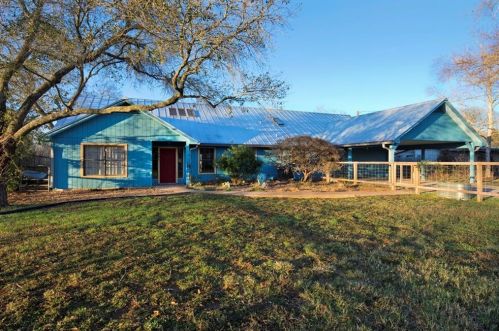 267 Bella Vista Ln, Martindale, TX 78655-3910