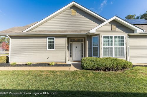 706 Hollybrook Ln, Lakehurst, NJ 08759-1373