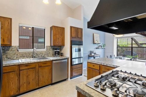 3904 Beaconsdale Dr, Austin TX  78727-2956 exterior