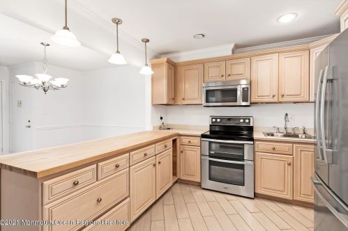 62 Manchester Ct, Tinton Falls NJ  07701-5496 exterior