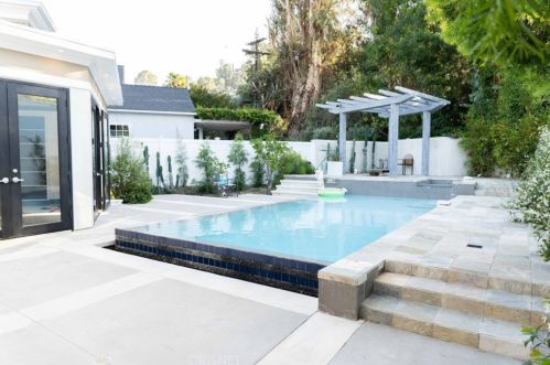 4077 Benedict Canyon Dr, Van Nuys, CA 91423-4627