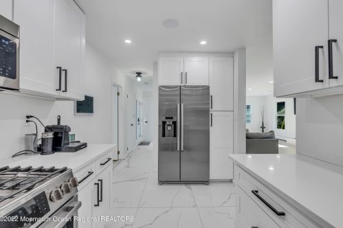 718 Grassmere Ave, Tinton Falls NJ  07712-4333 exterior