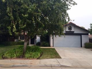 2455 Vartikian Ave, Clovis, CA 93611-5457