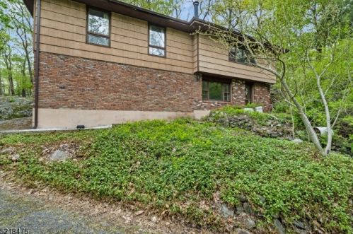 5 Crescent Dr, Andover, NJ 07821-4003