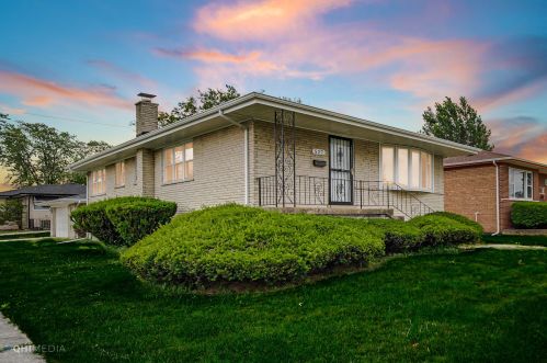 527 Yates Ave, Calumet City, IL 60409-3122
