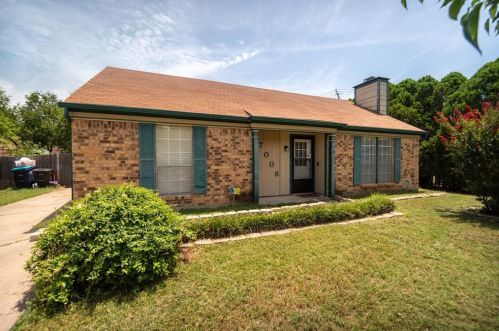 7008 Sunnybank Dr, Fort Worth, TX 76137-1851
