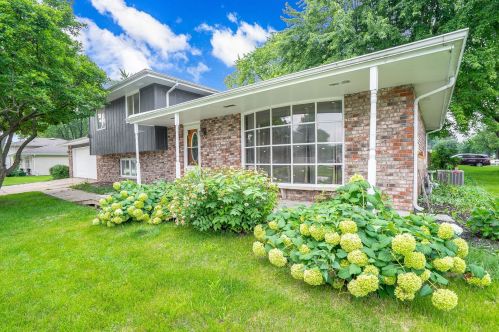 201 Indian Oaks Dr, Minooka, IL 60447-9582