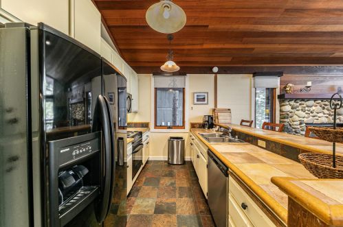 705 Conifer, Truckee CA  96161-3924 exterior