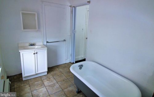 704 Chelten Ave, Philadelphia PA  19126-3712 exterior