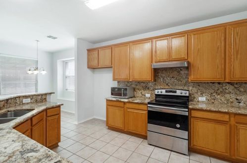 950 Grn Pond Dr, Garland TX 75040-1075 exterior