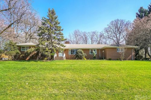 27 Remington Dr, Edison, NJ 08820-3626