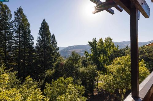 114 Ravenhill Rd, Orinda, CA 94563-2702