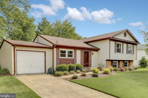 724 Gentle Breeze Ct, Herndon, VA 20170-3910