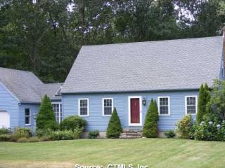 8 Parkwood Dr, Pawcatuck, CT 06379-2213