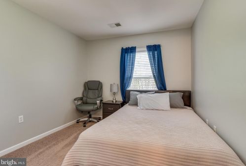 33 Holmes Dr, Charles Town WV 25414-4412 exterior