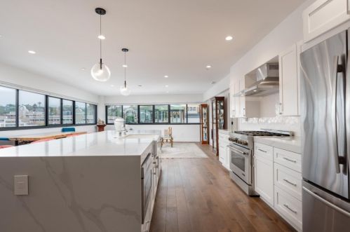 542 Lighthouse Ave, Del Monte Park, CA 93950-2745