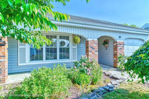 42 Flintshire Ter, Lakehurst, NJ 08759-6812