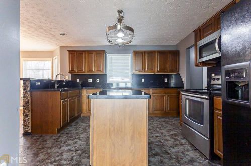 2729 Cane Ridge Dr, Lithonia, GA 30039-5985