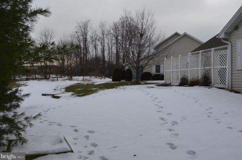 28 Garland Ct, Carlisle PA 17013-4409 exterior