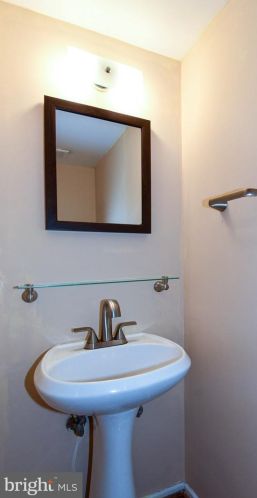 5640 Kirkham Ct, Springfield VA  22151-1709 exterior