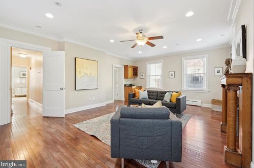 28 Gravers Ln, Philadelphia PA 19118-4132 exterior