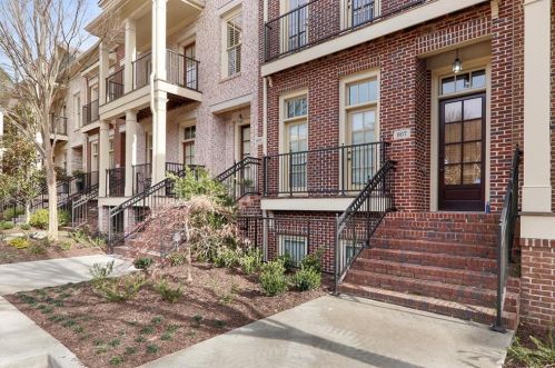 807 Creekgarden Ct, Atlanta, GA 30339-2995