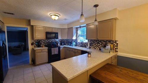 127 Foxwood Cir, Bonaire, GA 31005-3042