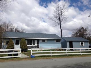 68 3rd St, Gouldsboro, PA 18424-8886
