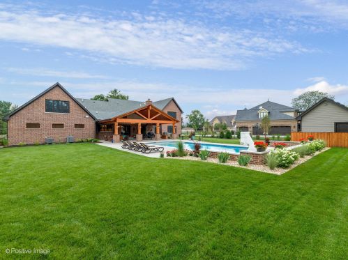 740 67th Pl, Willowbrook IL  60527-5307 exterior