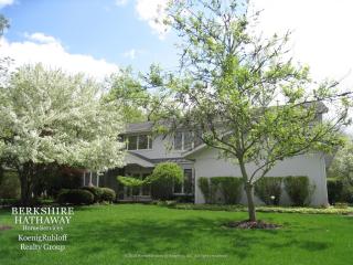 6 Devonshire Ln, Half Day, IL 60069-3225