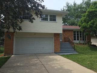 108 Chestnut Ln, Wheeling, IL 60090-3942