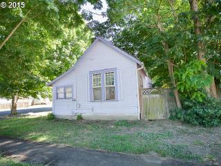 9737 Charleston Ave, Portland OR  97203-5306 exterior