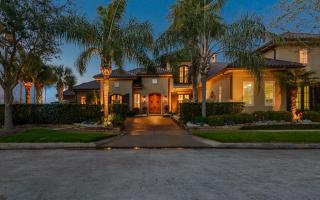 10 Waterford Oaks Ln, Kemah, TX 77565-2922