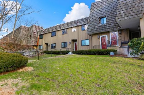 124 Gillies Ln, Norwalk, CT 06854-1062