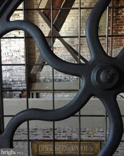 2042 Amber St, Philadelphia PA  19125-1926 exterior