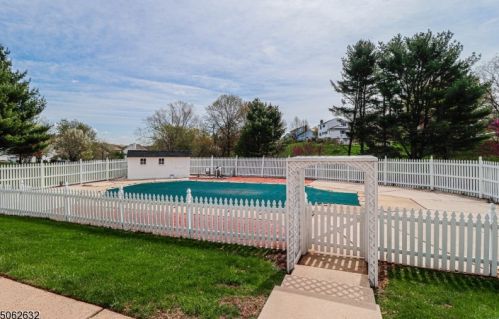 32 Arrowhead Dr, Branchburg, NJ 08853-4131