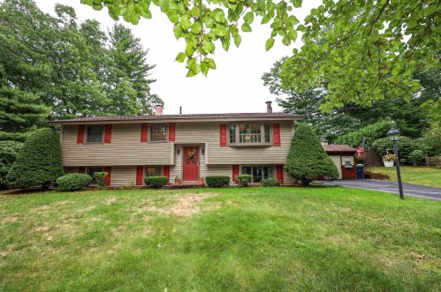 68 Langholm Dr, Nashua, NH 03062-3069