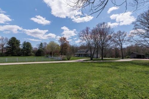 11 Pequot Ln, Hopkinton, RI 02804-1609