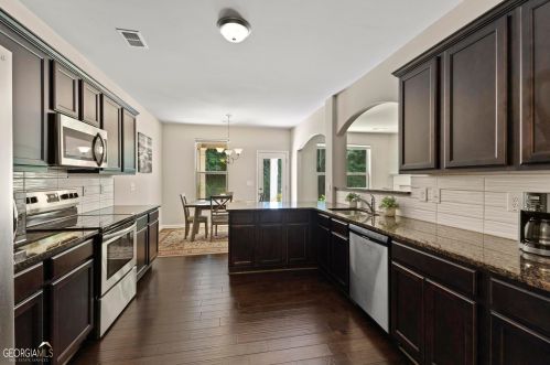 240 Stillwood Dr, Newnan, GA 30265-5565