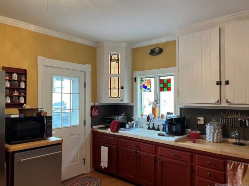 19 Florence St, Putnam, CT 06260-2103
