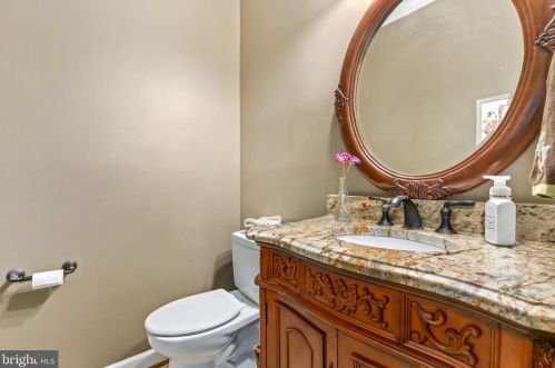 8006 Middlewood Pl, Springfield VA  22153-1928 exterior