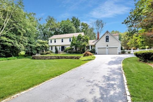 1 Bayberry Ln, Huntington, CT 06484-3771