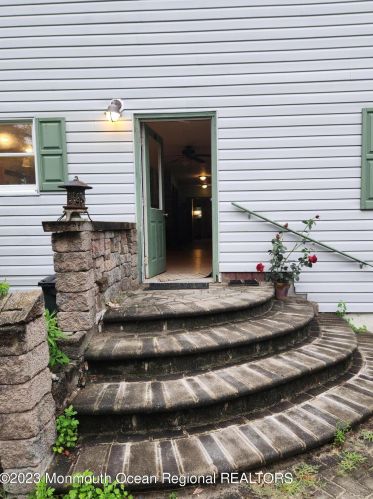 11 Main St, Upper Freehold Township, NJ 08514-1813