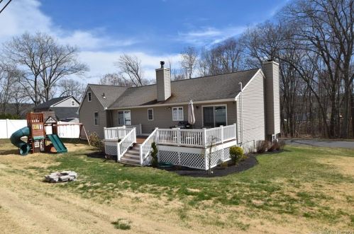 8 Elm St, Ellington, CT 06029-2934