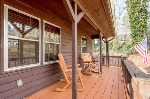 426 Riverlake Ct, Holly Springs, GA 30188-3218