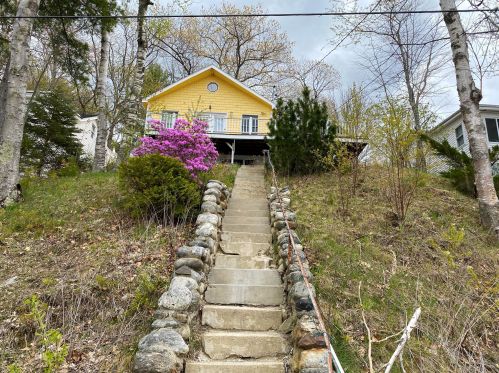 65 Riley Rd, Wales, ME 04280-4120