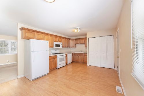 202 Arrowhead St, North Aurora, IL 60542-1329